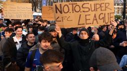 Pendukung sepak bola melakukan aksi demonstrasi mengecam wacana Liga Super Eropa menjelang pertandingan Liga Premier Inggris antara Chelsea dan Brighton dan Hove Albion di luar Stadion Stamford Bridge, London, Selasa (20/4/2021). (Foto: AFP/Adrian Dennis)