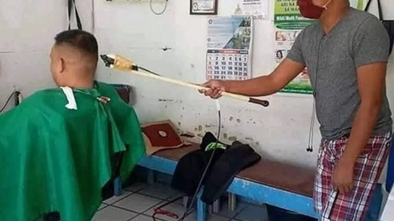 momen kocak orang jaga jarak