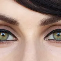 Ilustrasi eyeliner mata kucing. (via: feromonia.com)