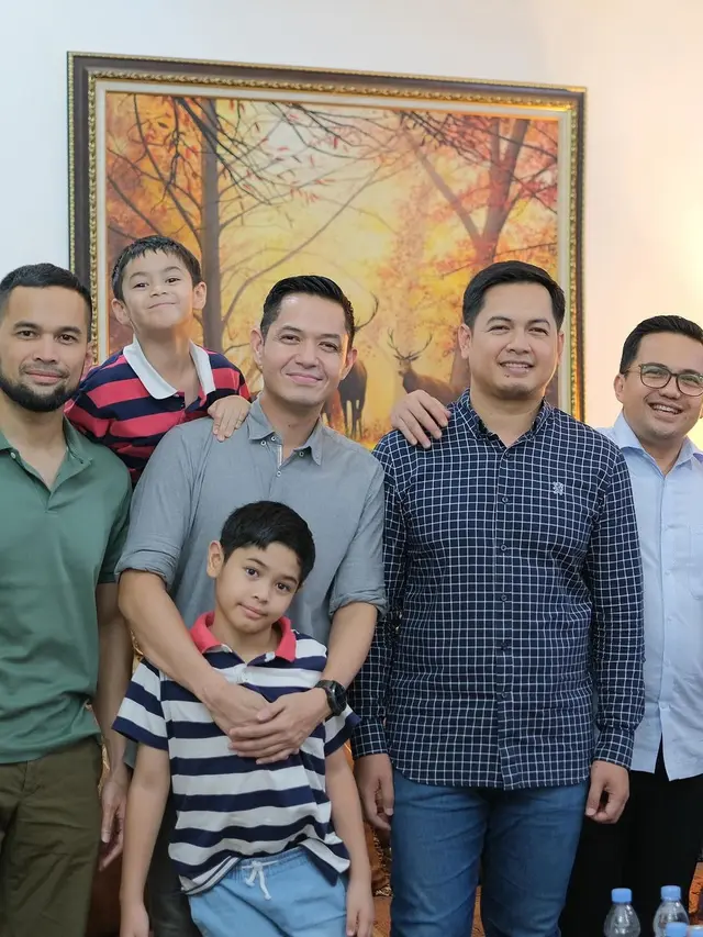 6 Momen Geng Mewah Jenguk Anak Ketiga Alyssa dan Dude Harlino, Sekalian Reuni