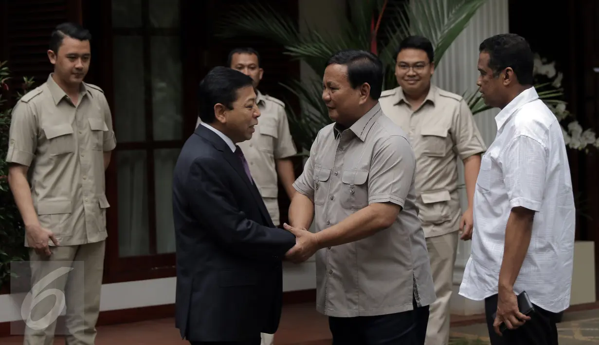 Ketua DPR RI, Setya Novanto (kedua kiri) bersalaman dengan Ketua Umum Partai Gerindra Prabowo Subianto di kediaman Jalan Kertanegara, Jakarta, Kamis (1/12). Keduanya melakukan pertemuan secara tertutup. (Liputan6.com/Helmi Fithriansyah)