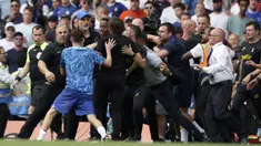 Keributan terjadi usai pertandingan antara Chelsea saat menjamu Tottenham Hotspur di pekan kedua Liga Inggris 2022/2023 yang berakhir imbang 2-2. Kedua pelatih, Thomas Tuchel dan Antonio Conte terlibat adu mulut usai pertandingan berakhir. (AP Photo/Ian Walton)