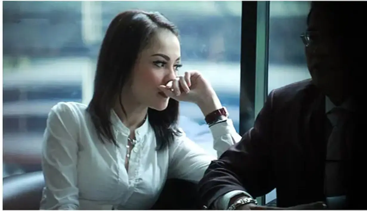 Jennifer Dunn juga pernah terseret kasus korupsi Tubagus Chaeri Wardana atau Wawan, adik mantan Gubernur Banten, Ratu Atut Chosiyah. Ia diduga menerima hadiah mobil hasil pencucian uang. KPK menyita satu Toyota Vellfire milik Jenifer Dunn. Menurut Jennifer, pemberian mobil ini sebagai pembayaran uang muka untuk produksi sebuah film. [Instagram/@jeje_harris89]