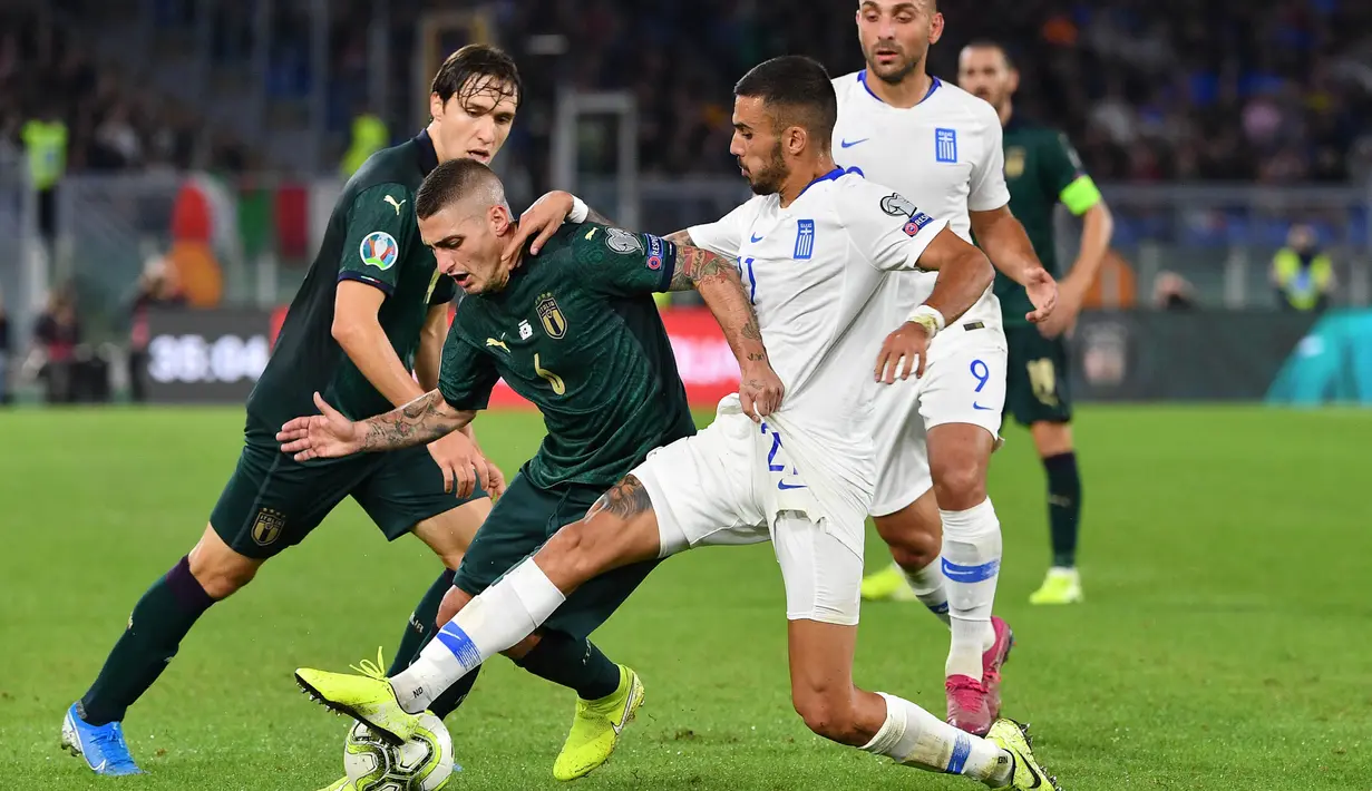Gelandang Italia, Marco Verratti, berusaha melewati gelandang Yunani, Dimitrios Kourbelis, pada laga Kualifikasi Piala Eropa 2020 di Stadion Olimpico, Roma, Sabtu (12/10). Italia menang 2-1 atas Yunani. (AFP/Alberto Pizzoli)