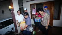 Penyidik Bareskrim Polri mengangkut sejumlah barang dari rumah Novel Baswedan di Jakarta Utara. (Liputan6.com/Faizal Fanani)
