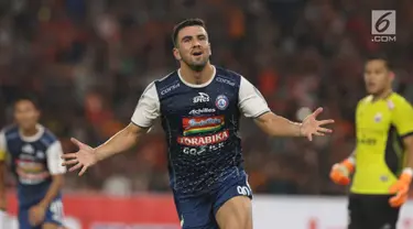 Pemain Arema FC, Ahmet Atayev merayakan golnya ke gawang Persija pada babak pertama lanjutan Liga 1 Indonesia 2018 di Stadion GBK, Jakarta, Sabtu (31/3). Babak pertama Persija melawan Arema berakhir imbang 1-1. (Liputan6.com/Helmi Fithriansyah)