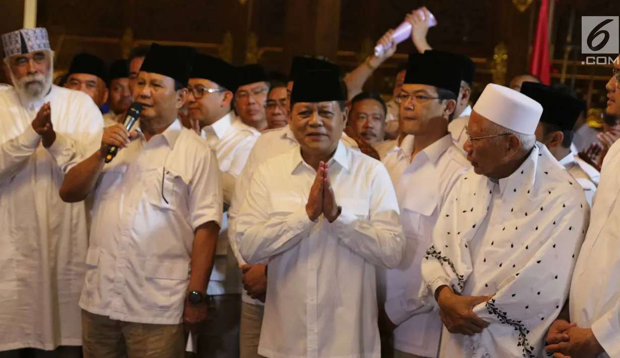 Ketum Partai Gerindra Prabowo Subianto didampingi Mayjen (Purn) Sudrajat dalam konferensi pers di Hambalang, Jawa Barat, Sabtu (9/12). Mayjen (Purn) Sudrajat diusung sebagai bakal calon gubernur pada Pilkada Jawa Barat 2018. (Liputan6.com/Faizal Fanani)
