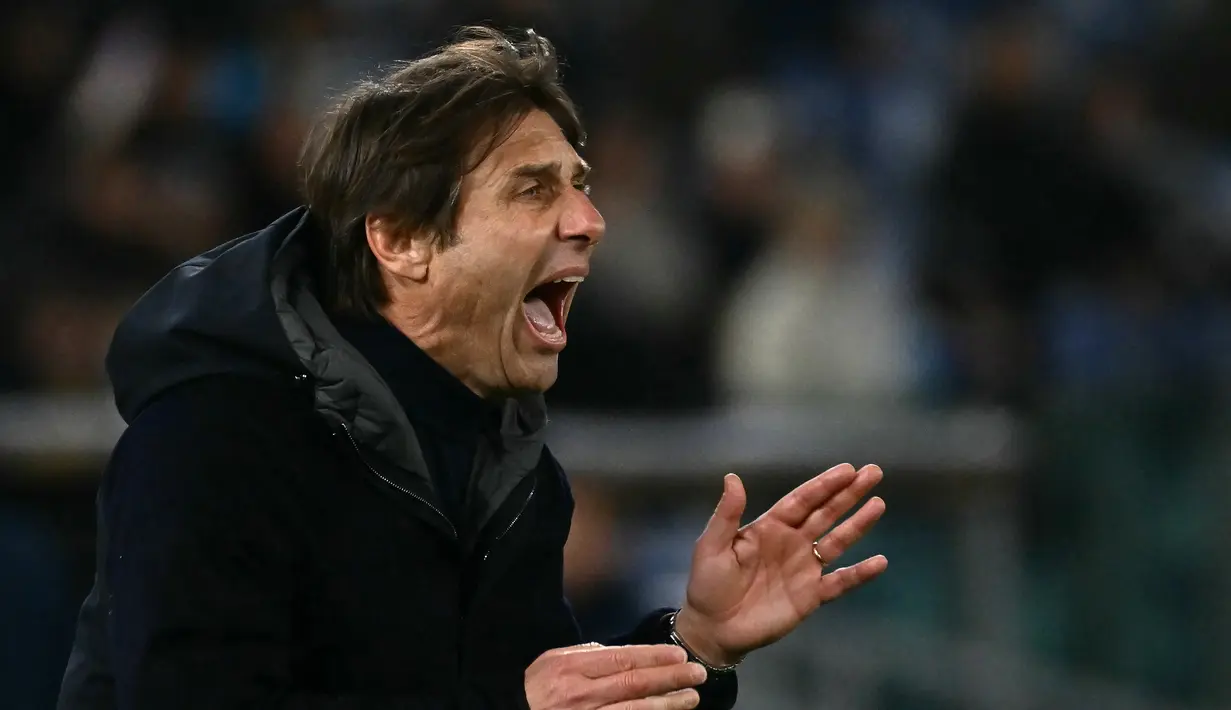 Pelatih Napoli, Antonio Conte memberikan arahan kepada pemainnya dalam laga lanjutan Liga Italia 2024/2025 melawan Lazio di Olympic Stadium, Roma, Italia, Minggu (16/02/2025) WIB. (AFP/Filippo Monteforte)