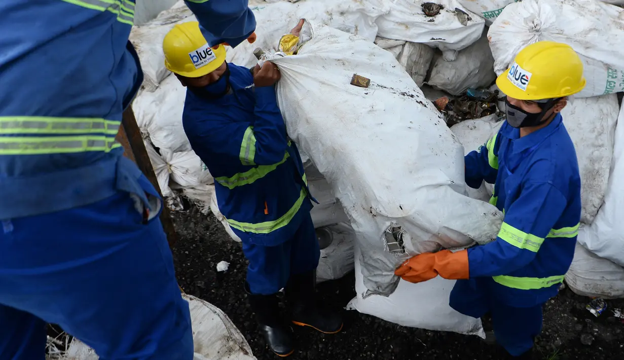 Pekerja dari perusahaan daur ulang memuat sampah yang dikumpulkan dari Gunung Everest di Kathmandu, 5 Juni 2019.  Ekspedisi pembersihan Gunung Everest oleh pemerintah Nepal mengangkut turun 11 ton sampah sebagai bagian dari upaya membersihkan gunung tertinggi di dunia itu. (PRAKASH MATHEMA/AFP)