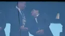 Mantan pemain Brasi, Ronaldo berbincang dengan mantan pemain Argentina, Diego Maradona sebelum pertandingan final Piala Konfederasi 2017 antara Chile dan Jerman di Stadion Saint Petersburg, Rusia (2/7). (AP Photo/Ivan Sekretarev)