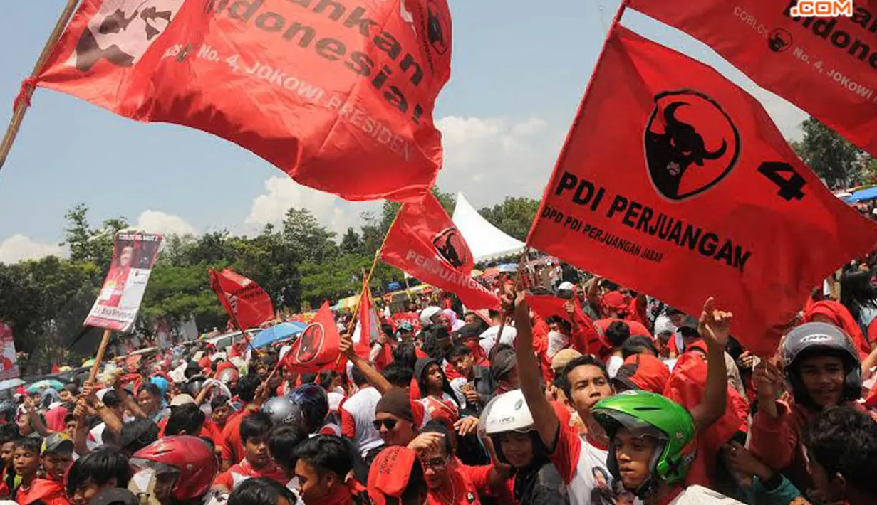 Ribuan massa berkostum merah tampak memenuhi Lapangan Joglo dengan terus mengibarkan bendera PDIP dan beberapa poster bergambar Megawati Soekarno Putri (Liputan6.com/Herman Zakharia)
