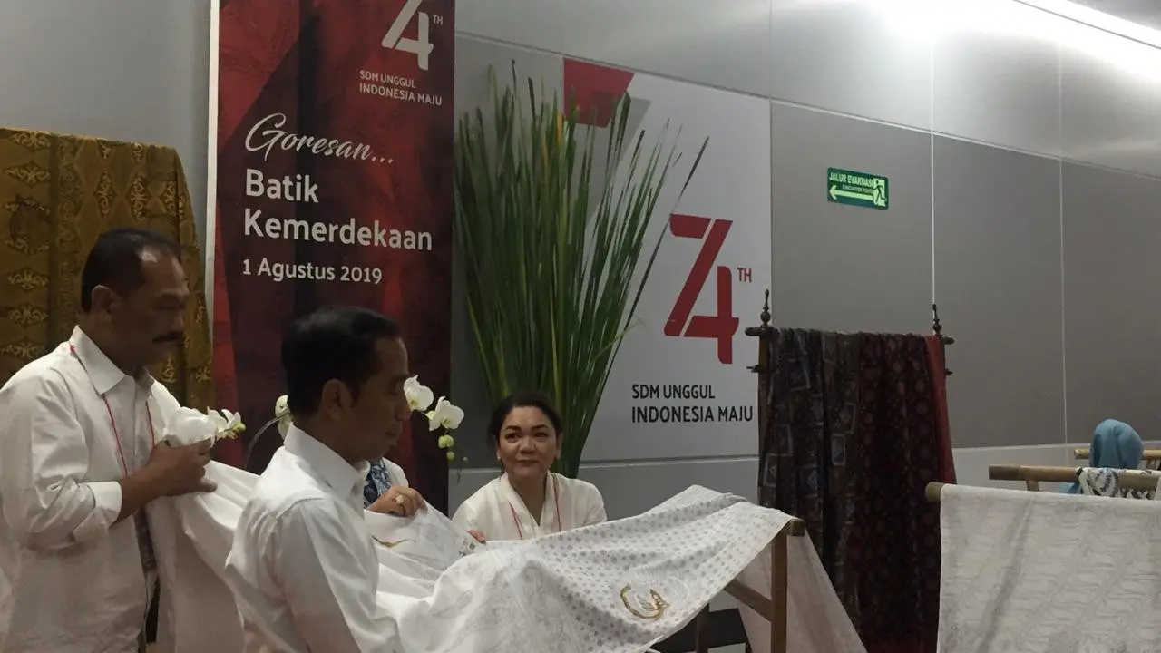 Sambut Kemerdekaan, Jokowi Ikut Bikin Batik Motif Garuda Nusantara