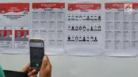 Warga mengambil gambar contoh surat suara saat mengikuti simulasi pemungutan dan pencoblosan surat suara Pemilu 2019 di Taman Suropati, Jakarta, Rabu (10/4). Simulasi dilakukan untuk meminimalisir kesalahan dan kekurangan saat pencoblosan pemilu pada 17 April nanti (Liputan6.com/Johan Tallo)