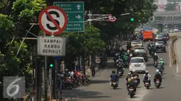 Rambu larangan parkir terpampang di sisi Jalan Mampang Prapatan, Jakarta, Jumat (12/8). Rambu larangan parkir dan berhenti yang ada akan disesuaikan dengan Peraturan Menhub No 34 Tahun 2014 tentang Marka Jalan. (Liputan6.com/Helmi Fithriansyah)