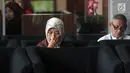Bupati Lampung Timur Chusnunia Chalim atau Nunik (kiri) menunggu penyidikan di Gedung KPK, Jakarta, Jumat (1/3). Nunik diperiksa sebagai saksi kasus dugaan suap pengadaan barang dan jasa di lingkungan Pemkab Lampung Tengah. (Merdeka.com/Dwi Narwoko)