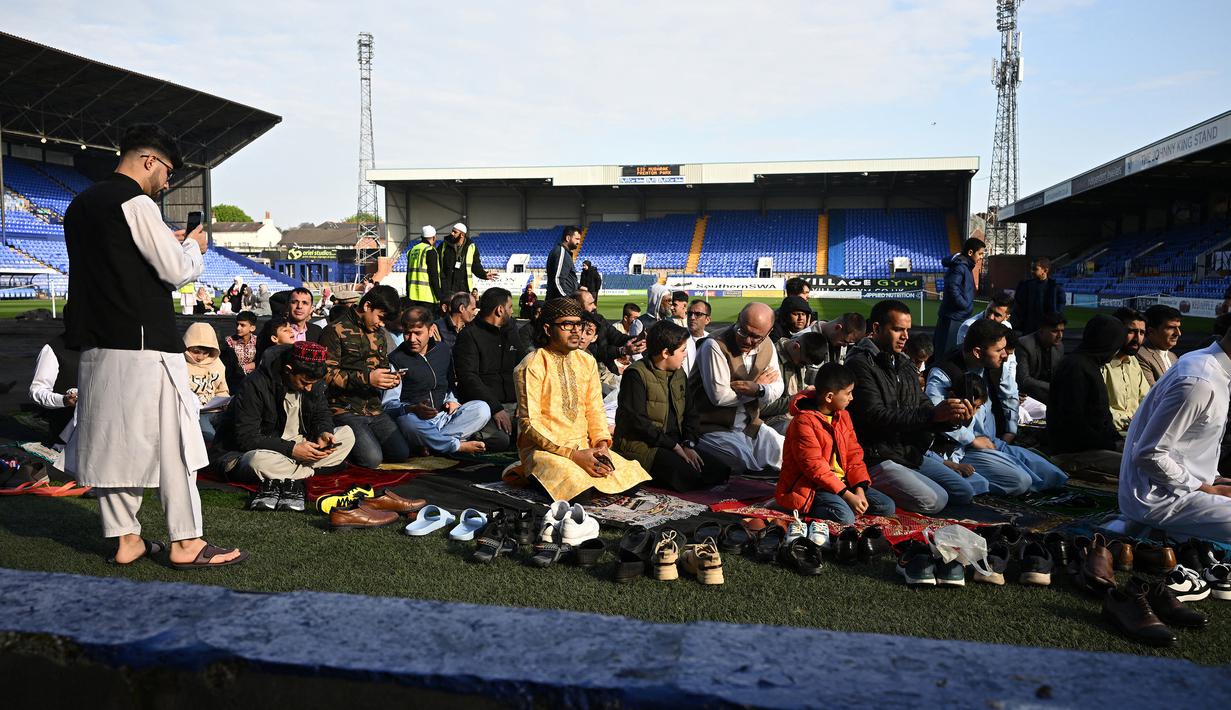 Salat Idul Fitri yang digelar merupakan kali pertama dilakukan oleh Tranmere Rovers, klub yang kini berlaga di League Two Liga Inggris, yang diikuti oleh lebih dari 700 jamaah dari Komunitas Muslim di sekitar klub. (AFP/Paul Ellis)