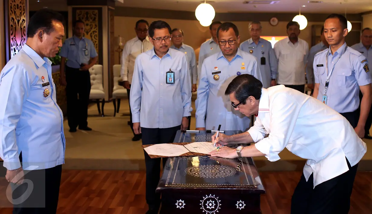 Menkumham Yasonna Laoly membubuhkan tanda tangan di Kementerian Hukum dan HAM, Jakarta, Senin (8/5). Paska terjadinya kabur masal Tahanan dari Lapas Sialang Bungkuk Menkumham mencopot seluruh Jajaran Kemenkumham Riau. (Liputan6.com/Johan Tallo)