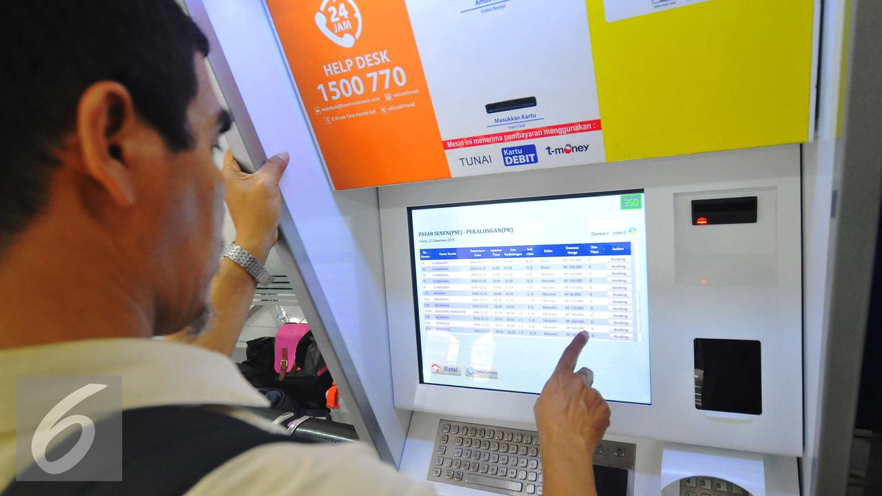 Para pemudik yang menggunakan kereta api harus bersiap-siap memburu tiket untuk mengamankan perjalanan mudik Lebaran 2017 mulai malam ini.