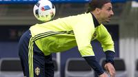 Zlatan Ibrahimovic akan memimpin lini depan Swedia saat melawan Republik Irlandia. (JONATHAN NACKSTRAND / AFP)