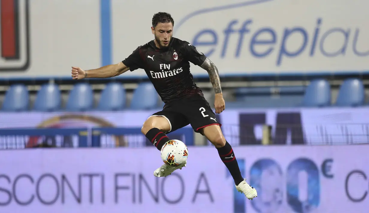 Pemain AC Milan Davide Calabria mengontrol bola saat menghadapi SPAL pada pertandingan Serie A di Stadion Paolo Mazza, Ferrara, Italia, Rabu (1/7/2020). Pertandingan berakhir dengan skor 2-2. (Filippo Rubin/LaPresse via AP)