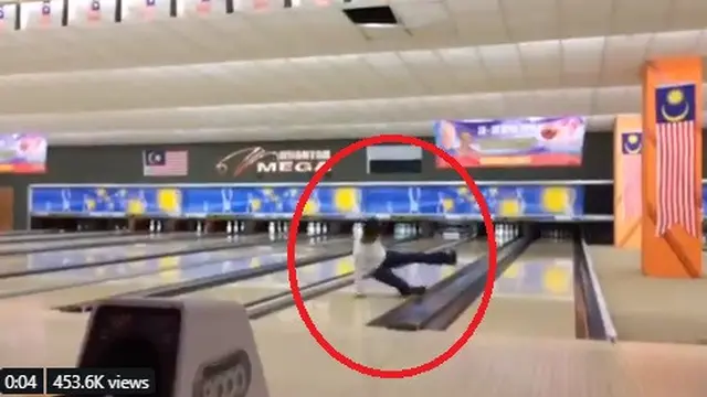 hancurkan atap dengan bola bowling
