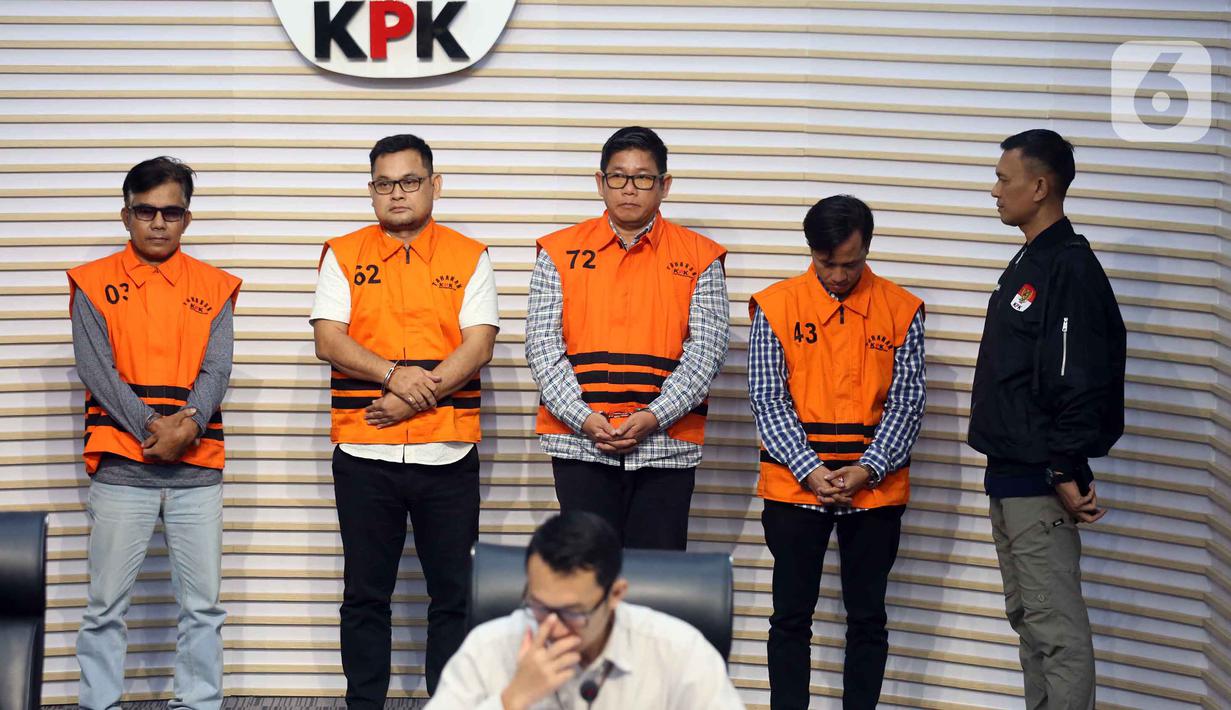 Mendra SB; Anggota Dewan Perwakilan Rakyat Daerah (DPRD) Kabupaten Ogan Komering Ulu periode 2024-2029, Robi Vertigo; Wakil Ketua Dewan Perwakilan Rakyat Daerah (DPRD) Kabupaten Ogan Komering Ulu periode 2024-2029, Parwanto; dan Ahmat Thoha (dari kiri ke kanan) saat mengikuti rilis penetapan penahanan di Gedung Merah Putih Komisi Pemberantasan Korupsi (KPK), Jakarta, Kamis 20 November 2025. Komisi Pemberantasan Korupsi (KPK) menahan empat tersangka baru dugaan kasus suap di Dinas Pekerjaan Umum dan Perumahan Rakyat (PUPR) Kabupaten Ogan Komering Ulu (OKU), Sumatera Selatan. (Liputan6.com/Helmi Fithriansyah)