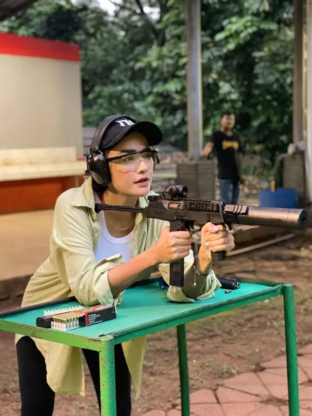 Tampil Keren, Ini 7 Potret Andi Annisa Latihan Menembak yang Mencuri Perhatian