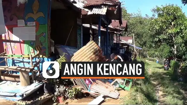 Angin kencang melanda kawasan Puncak Bogor dan Cisarua merusak puluhan rumah dan membuat warga mengungsi. Warga hingga kini ketakutan dan memilih tinggal di luar rumah.