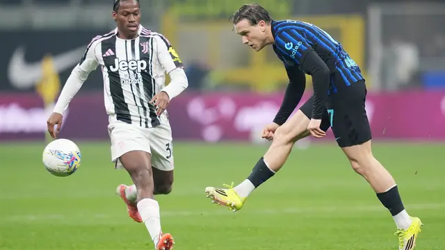 Duel Piotr Zielinski (kanan) dengan Jonathan David di laga Inter Milan vs Juventus di pekan ke-25 Liga Italia 2025/2026 di Giuseppe Meazza, Minggu (15/02/2026) dini hari WIB.