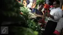 Cagub DKI Jakarta Anies Rasyid Baswedan berbincang dengan pedagang Pasar Tebet Timur, Jakarta, Jumat (28/10). Kunjungan Anis tersebut untuk melihat suasana pasar tradisional serta sebagai kampanye Pilgub DKI Jakarta 2017. (Liputan6.com/Faizal Fanani)
