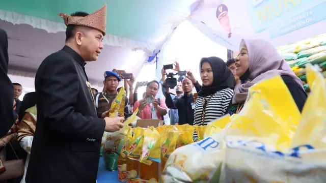 Tekan Inflasi Daerah, Agus Fatoni Tinjau Operasi Pasar dan Salurkan Sembako di Kabupaten OKI