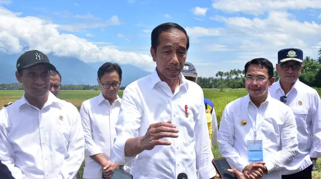 Presiden Jokowi didampingi Menteri Pertanian (Mentan) Andi Amran Sulaiman mengunjungi panen padi sekaligus gerakan olah tanah dan percepat tanam di hamparan persawahan yang diairi Bendung Daerah Irigasi Gumbasa, Kabupaten Sigi.