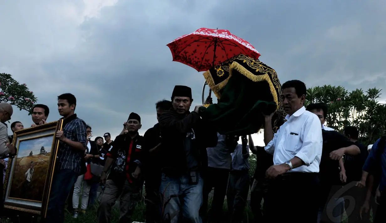 Tiba pukul 15.10 WIB, jenazah Idris diusung menuju ke peristirahatan terakhir, Senin (28/4/14). (Liputan6.com/Johan Tallo)