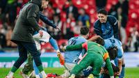 Selebrasi para pemain Man City setelah mengalahkan Arsenal 2-0 dan meraih gelar Carabao Cup di Wembley, Minggu (22/3/2026)