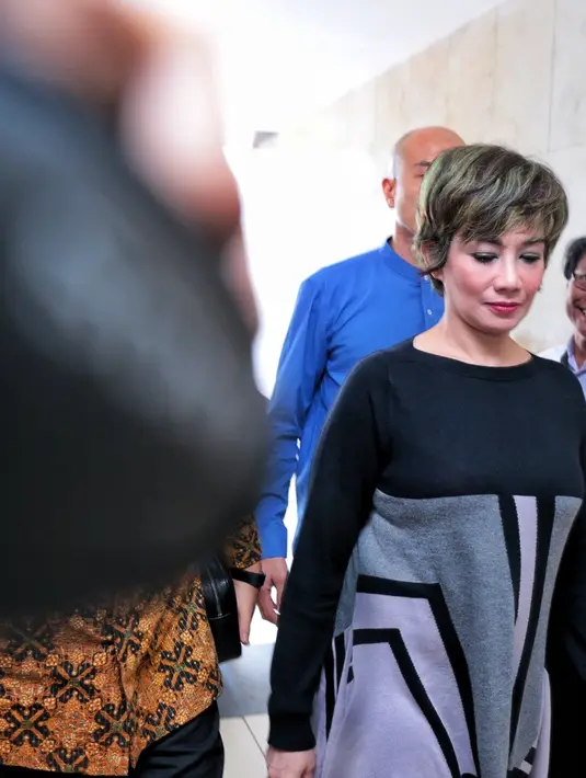 Ibu dua anak itu datang didampingi kuasa hukum keluarga, Muhammad Kamil dan adik kandungnya. Ia jalan santai menuju ruang pemeriksaan. Tidak ada kata terucap dari Reza. (Adrian Putra/Bintang.com)