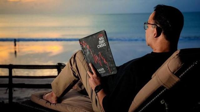 Anies Baswedan unggah foto baca buku di pinggir laut. (Twitter @aniesbaswedan)