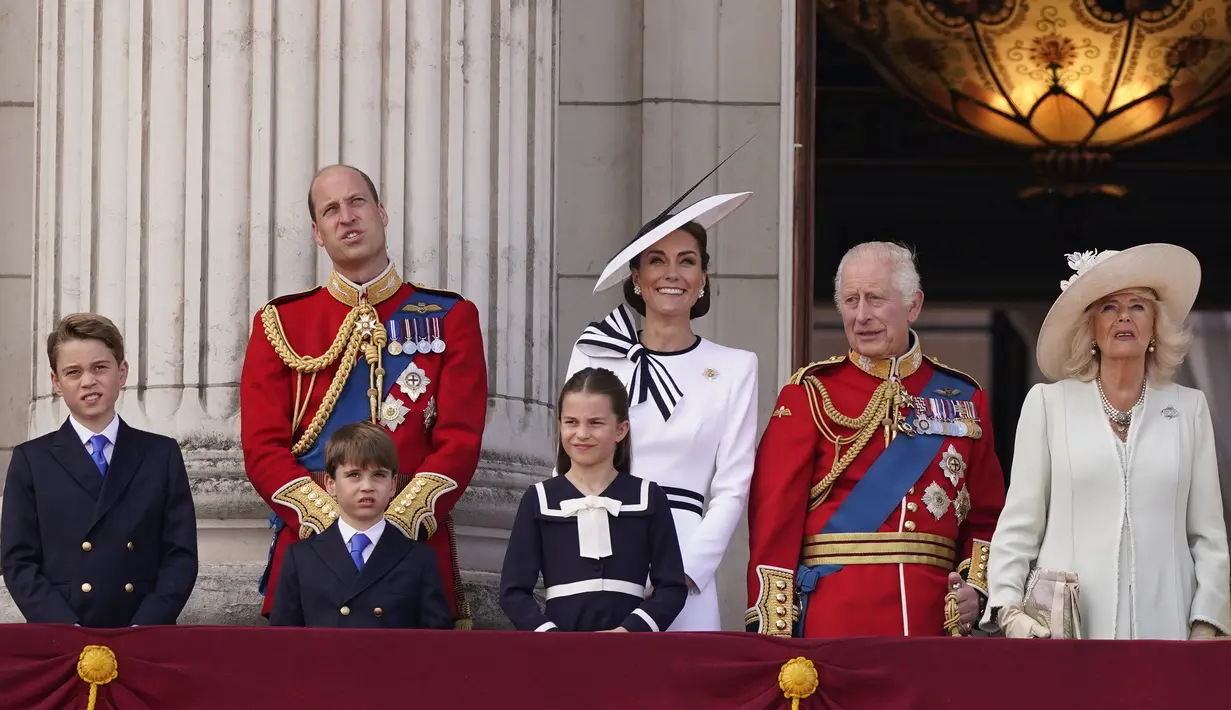 <p>Kate Middleton bersama para anggota keluarga Kerajaan Inggris yang lain muncul di balkon Istana menyaksikan upacara tersebut dari jendela yang menghadap ke lapangan parade. (AP Photo/Alberto Pezzali)</p>