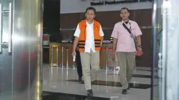 Tersangka Bupati Kebumen (nonaktif) Mohammad Yahya Fuad berjalan keluar gedung KPK, Jakarta, Kamis (8/3). Mohammad Yahya Fuad diperiksa terkait kasus pengadaan barang dan jasa menggunakan dana APBD Kabupaten Kebumen 2016. (Liputan6.com/Herman Zakharia)