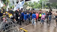 Aksi unjuk rasa yang dilakukan oleh mahasiswa diwarnai kericuhan di kawasan Patung Kuda. (Dok. Liputan6.com)