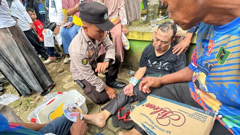 Seorang warga yang pingsan karena mengalami vertigo saat mendengarkan orasi salah satu bakal pasangan calon bupati dan wakil bupati Rokan Hulu.