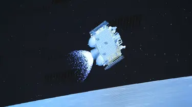 Foto Pusat Kendali Antariksa Beijing (Beijing Aerospace Control Center/BACC) pada 3 Desember 2020 menunjukkan wahana pendaki dari wahana antariksa Chang'e-5 melayang di atas permukaan Bulan. Chang'e-5 yang membawa sampel Bulan pertama China lepas landas dari Bulan pada (3/12). (Xinhua/Jin Liwang)