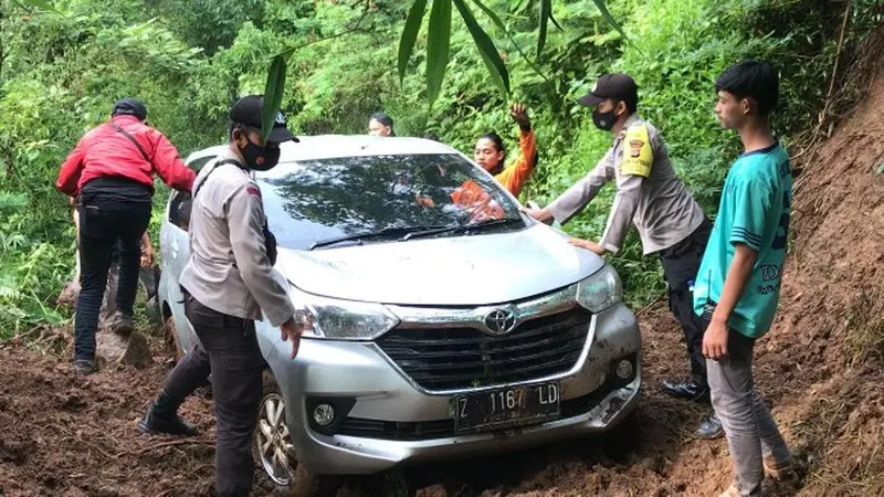 Saat Mobil Tersesat dan Masuk Hutan di Majalengka