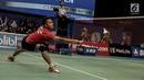 Pemain Ganda Campuran Indonesia Tontowi Ahmad berusaha memukul kok saat pertandingan melawan Dukyoung Kim/Kim Ha Na (Korea) pada laga pertama Indonesia Open 2017 di Jakarta, Selasa (13/6). (Liputan6.com/Faizal Fanani)