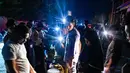 Situasi kelangkaan ini dipicu oleh dua faktor utama, yaitu lonjakan permintaan dan hambatan distribusi akibat bencana banjir dan tanah longsor yang melanda sejumlah wilayah di Sumatra. Tampak dalam foto, warga terdampak banjir mengantre untuk mendapatkan bahan bakar di sebuah Stasiun Pengisian Bahan Bakar Umum (SPBU) di Samahani, Provinsi Aceh, pada 2 Desember 2025. (CHAIDEER MAHYUDDIN/AFP)