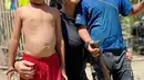 Model video klip Ndarboy Genk di lagu Ojo Nangis ini memang sosok yang sangat ramah dengan para bocah. Merangkul dan melempar senyum manis selalu ditunjukkan oleh Jodilee Warwick. Jiwa petulang yang dimiliki Jodilee ini membuatnya kian terlihat menawan. (Liputan6.com/IG/@jodileewarwick)