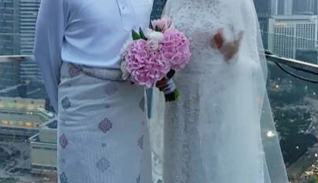 "Saya terima nikah Laudya Chynthia Bella dengan maskawin sebanyak 300 ringgit tunai" jawab Engku Emran yang kemudian disambut alhamdulilah. (Instagram/officialhlive)