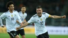 Gelandang Jerman, Lukas Podolski, melakukan selebrasi usai mencetak gol ke gawang Inggris saat pertandingan persahabatan di Stadion Signal Iduna Park, Jerman, Rabu, (22/03/2017). Jerman taklukan Inggris 1-0. (AFP/Ina Fassbender)