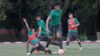 Aksi Rafid Habibie dari ISM Academy Perugia (kiri) menghalau bola dari rekannya pada sesi latihan di Stadion Atang Sutresna, (06/04/2017). 14 pemain yang bermukim diluar Indonesia mengikuti seleksi perdana Timnas U-19. (Bola.com/Nicklas Hanoatubun)