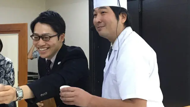Chef MORITA Atsushi saat sedang melakukan demonstrasi proses pembuatan dashi stock.
