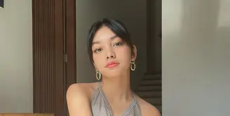 Naura Ayu sepertinya sedang menggandrungi pakaian model halter yang membuat tampilannya semakin dewasa dan elegan dengan mix and match yang chic dan trendi (Foto: Instagram @naura.ayu)